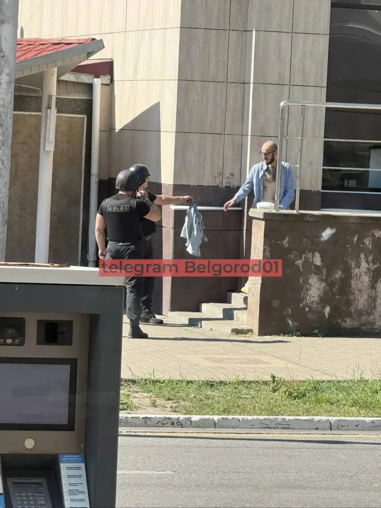 Мужчина без трусов в одной рубашке в центре Белгорода.


 Белгородский Вестник | ЧП и Новости Пригра