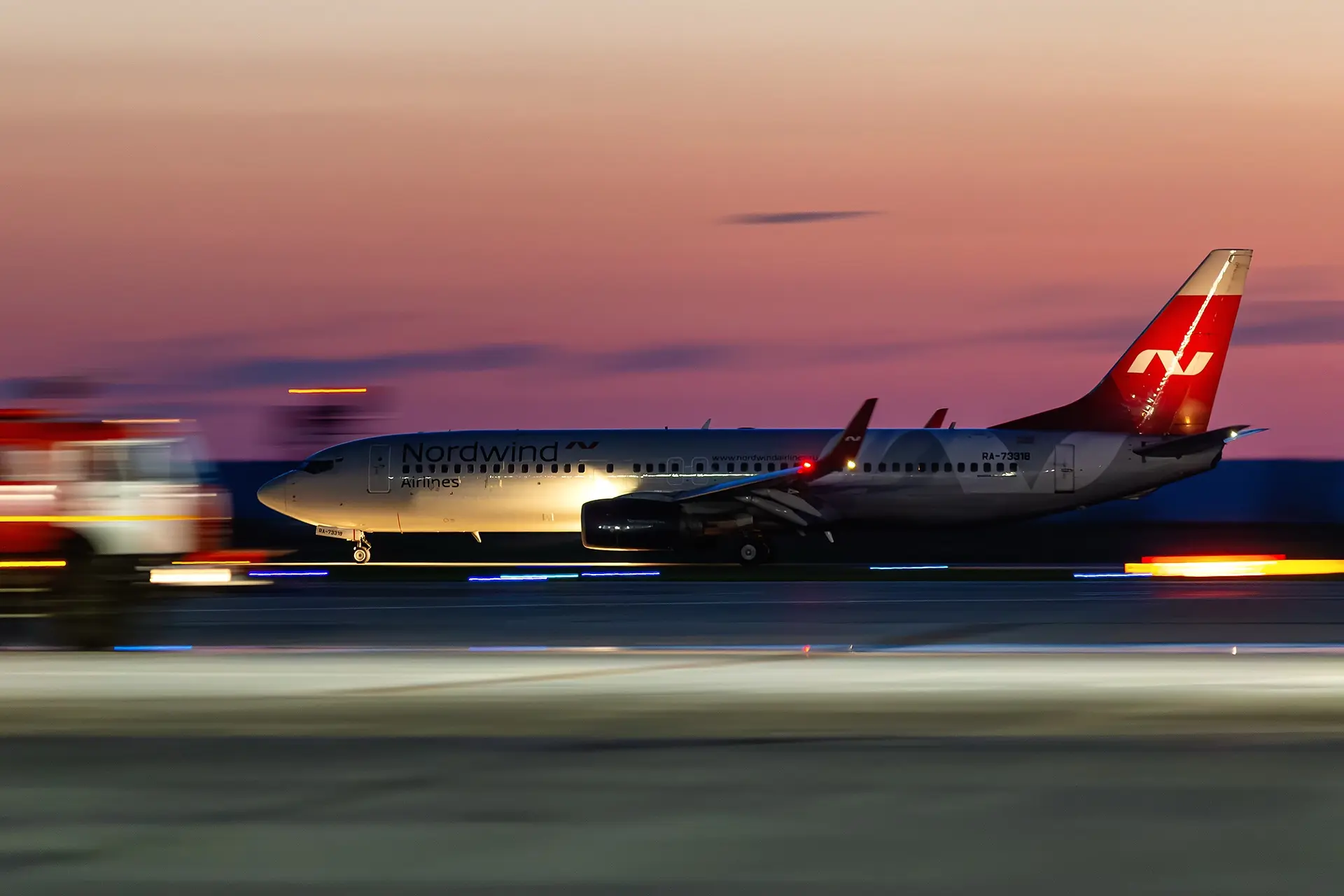 За этим можно наблюдать вечно😍

Яркая встреча самолета первого рейса Nordwind из Сухума в аэропорту