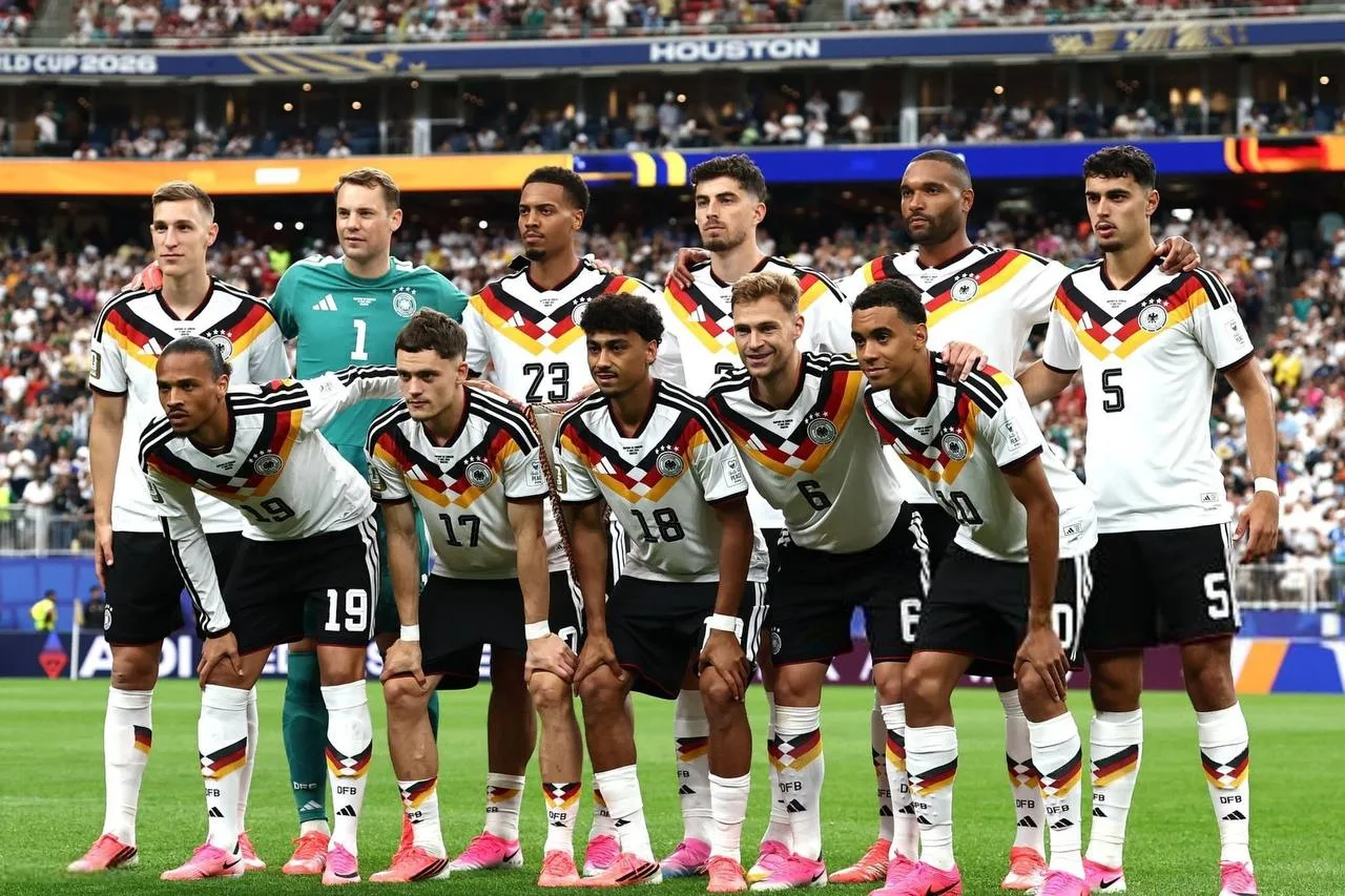 ⚽️📊 Больше всего голов в истории ЧМ

◉ 239 - Германия 🇩🇪
◎ 238 - Бразилия 🇧🇷