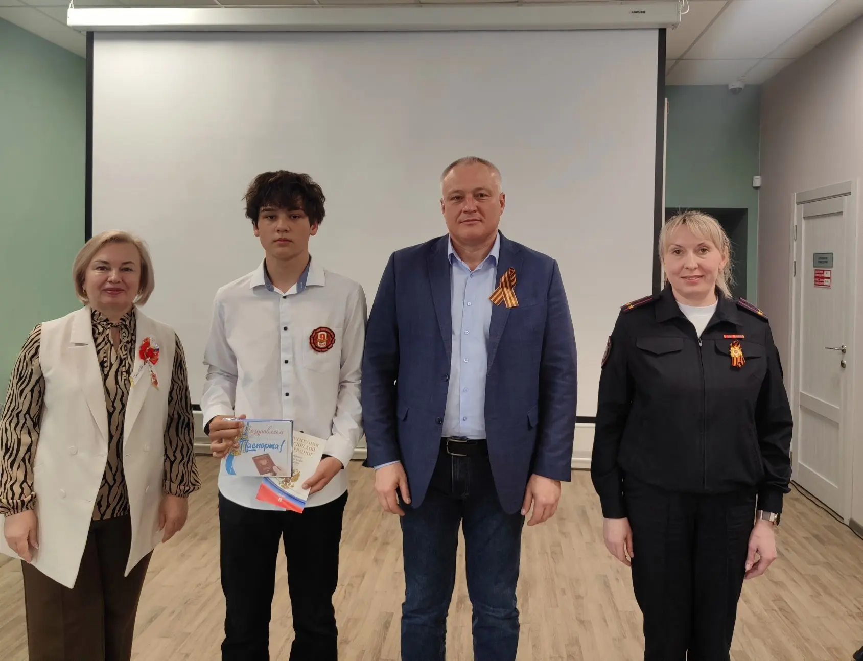 Сегодня в городской библиотеке Глава округа вручил паспорта юным жителям города ⠀  Документ в торжес