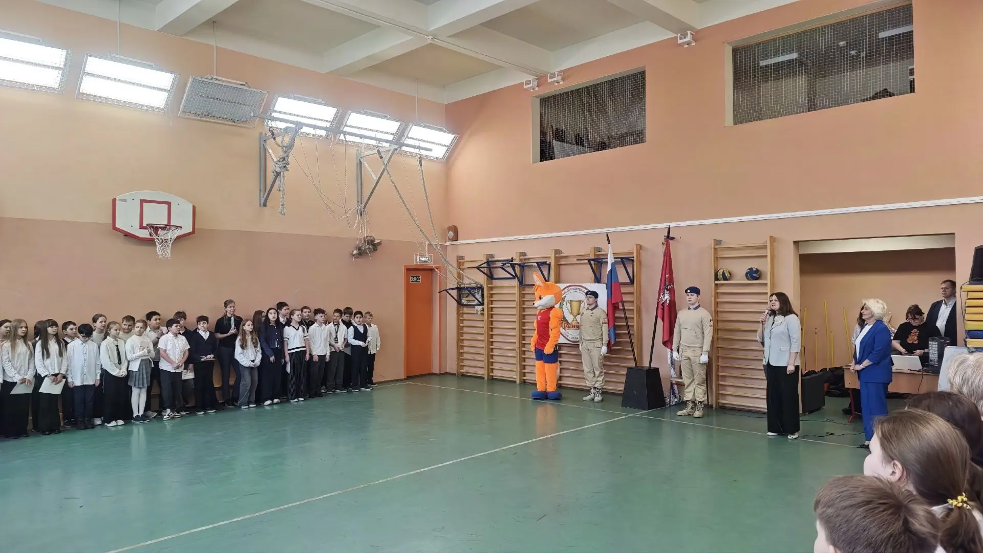 🇷🇺 Утро понедельника начинается с важного! ✨ Новая учебная неделя в нашей школе стартовала традицион