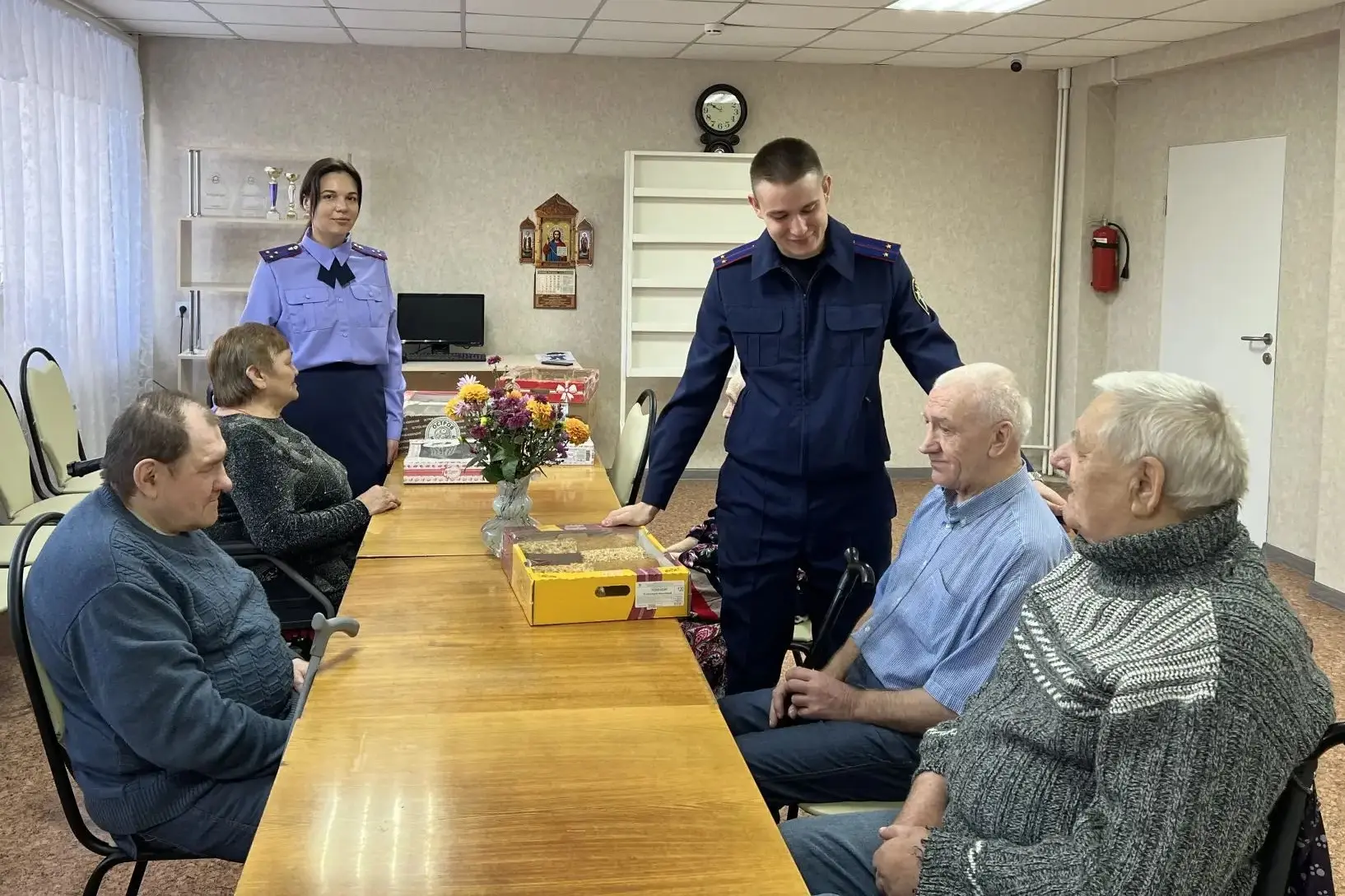 🔵 Сотрудники следственного управления поздравили подопечных Сердобского дома ветеранов...