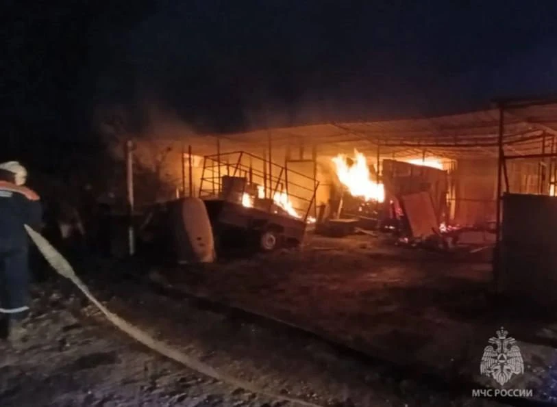Искры от сварки устроили крупный пожар во дворе и обожгли хозяина