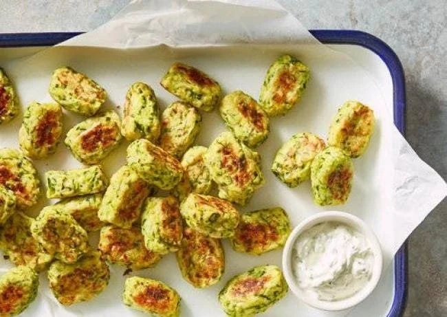 Вкусные батончики из молодого кабачка с легким соусом