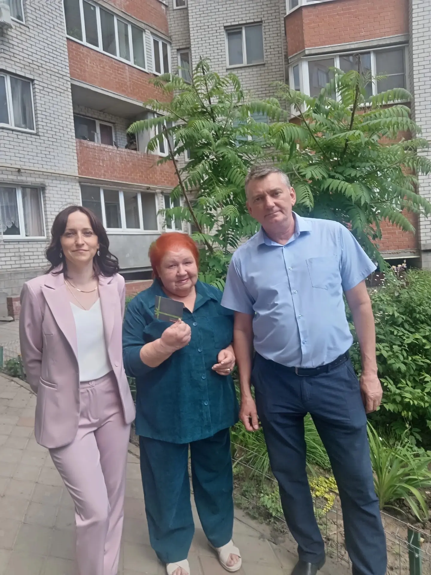 🎁 Вручили подарки нашим победительницам конкурса клумб и цветников! 🌸🌿