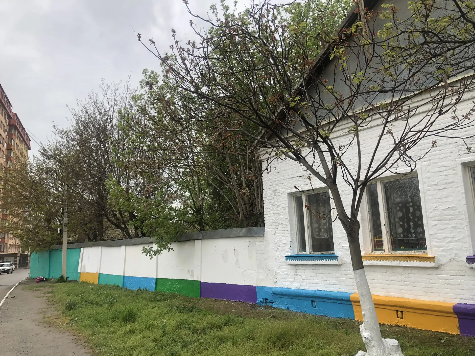 Метлы, вёдра и валики: как прошел общегородской субботник в нашем детском саду 
 
Хотим показать вам