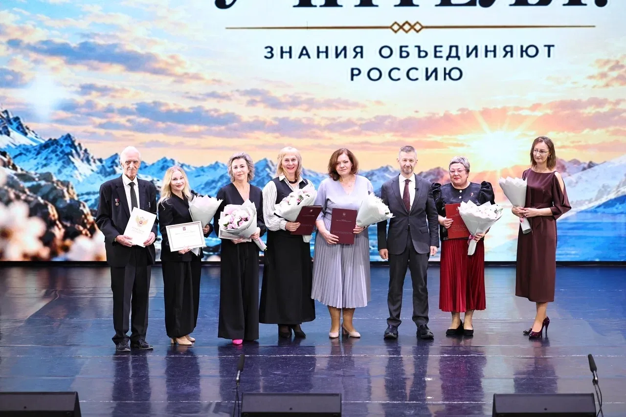 В преддверии Дня учителя вручил награды специалистам образовательных организаций Чукотки