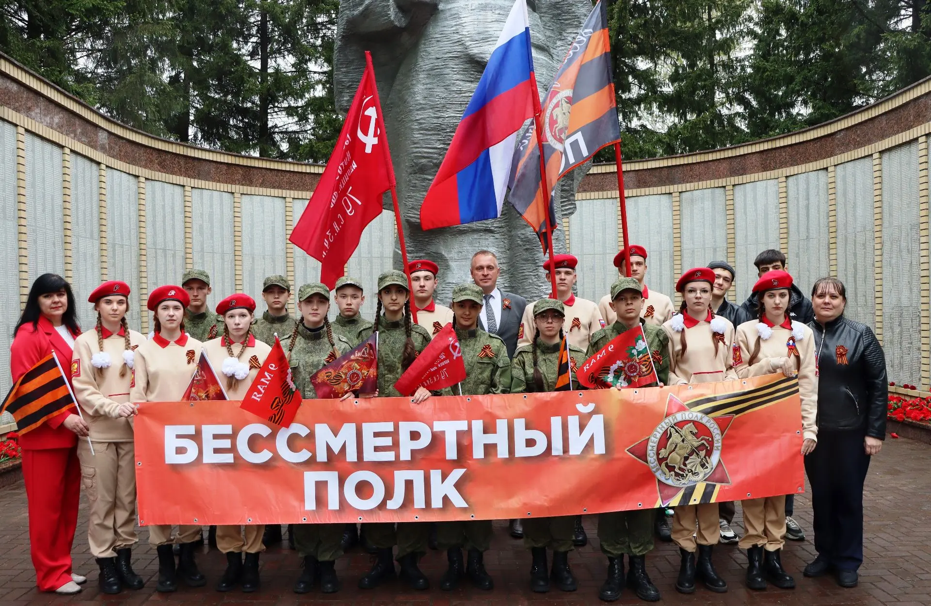Этот День Победы…
9 мая, в День Победы, учащиеся, педагоги и юнармейцы отряда «Патриоты Сибири» Муро