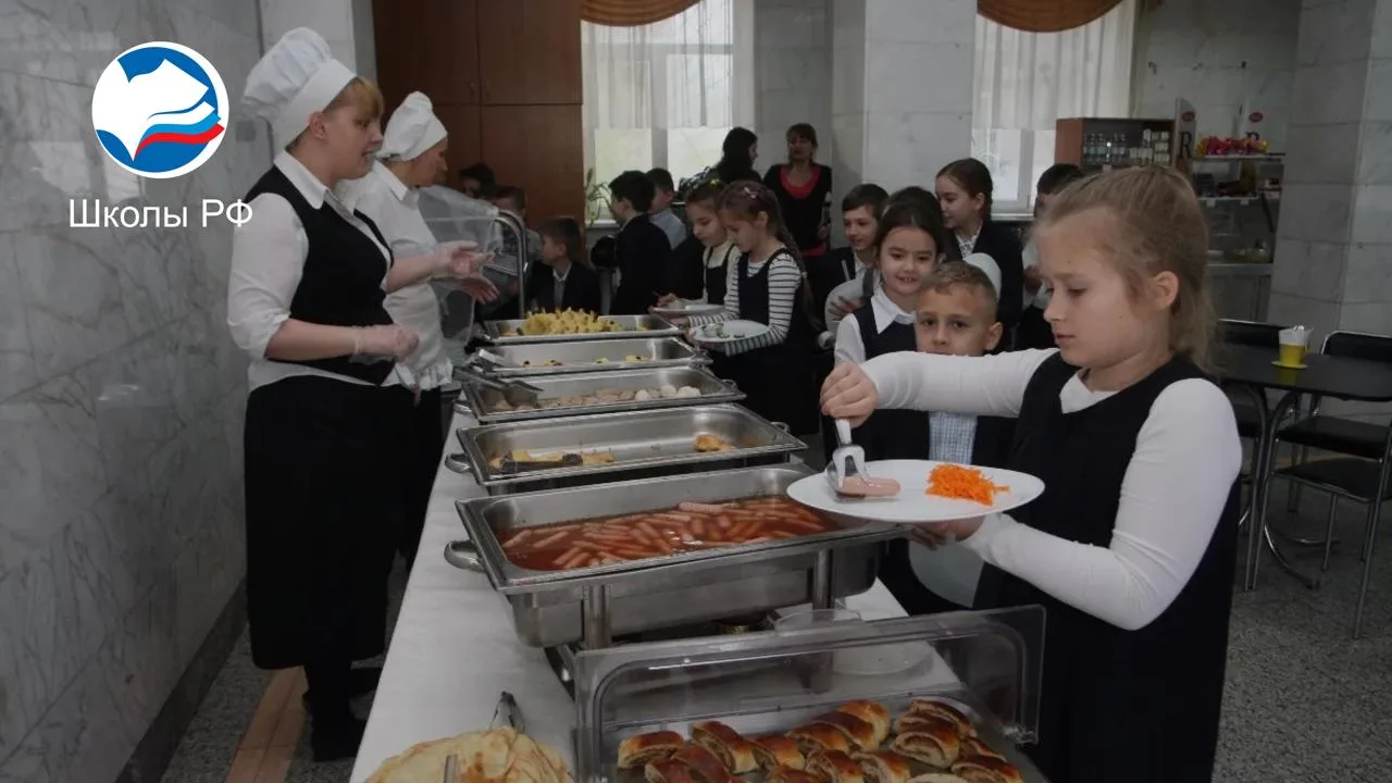В школах предложили организовать «овощные», «фруктовые» и «молочные» столы

Такие столы общественник