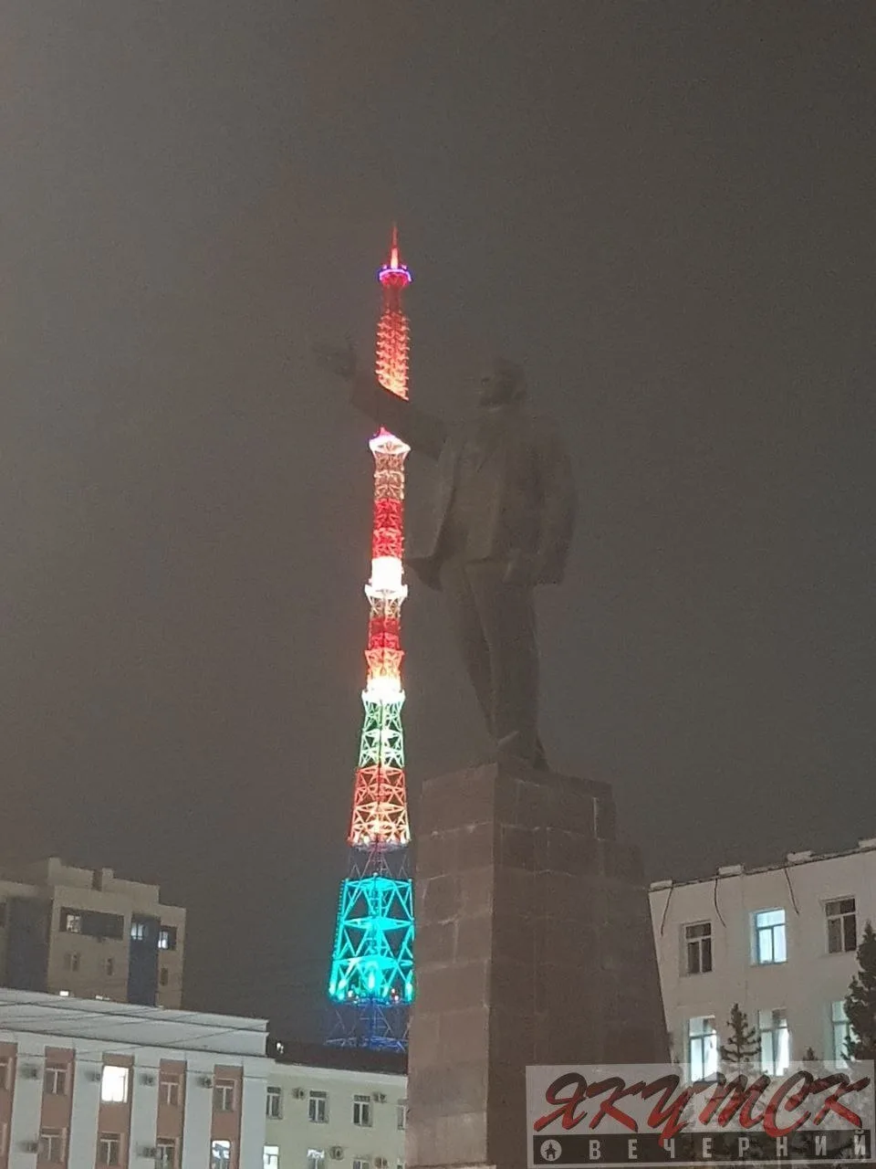Прекрасное завершение понедельника. На телебашне в Якутске в честь Дня учителя  включил...