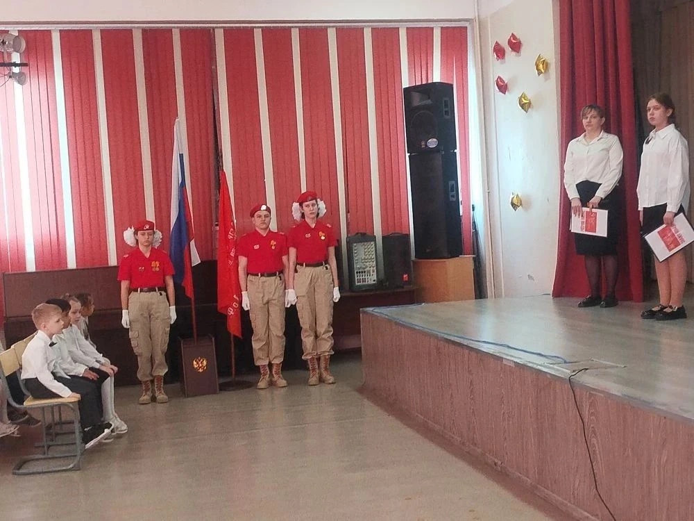 Знамя Победы — символ нашей памяти и преданности Отечеству В нашей школе прошла торжественная линейк