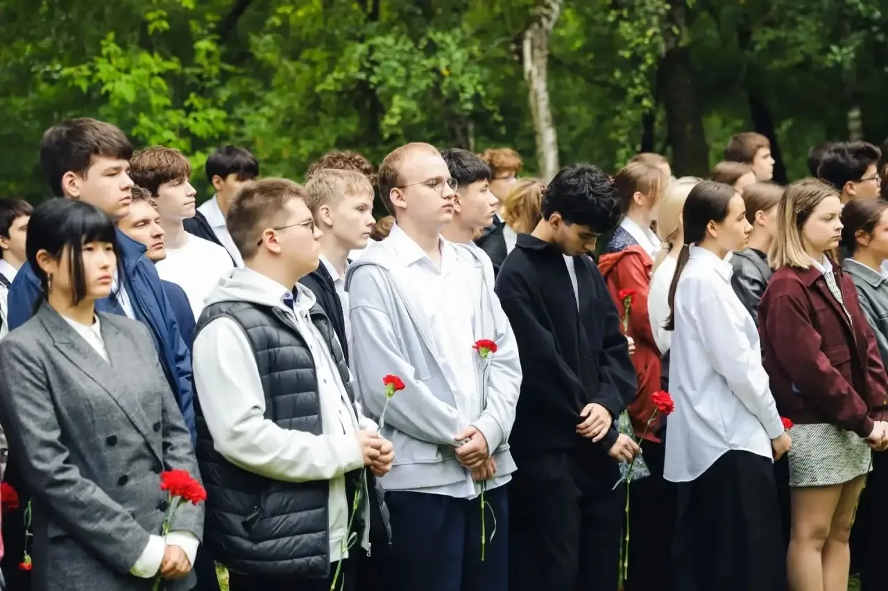 3 сентября 2026 года ученики МБОУ СОШ №29 г. Химки в сопровождении учителей возложили ц...