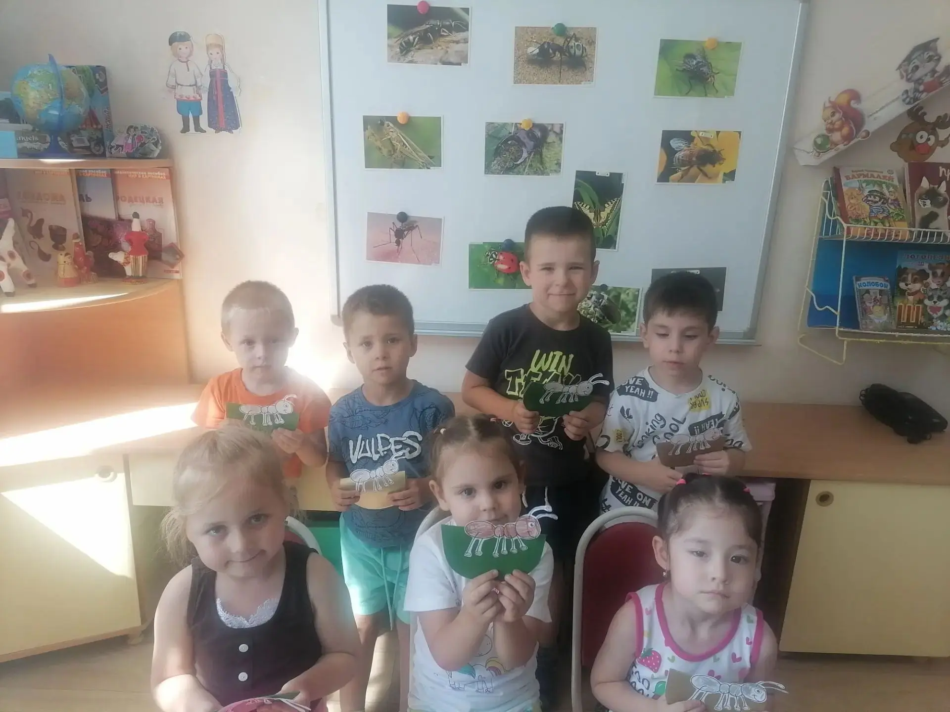 В детском саду с ребятами 3 группы отмечали день Насекомых. С детьми мы мастерили яркие поделки из б