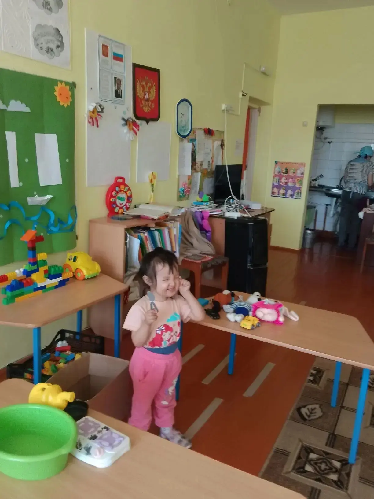 В детском саду сегодня с утра дети играли ,бегали, смеялись и совершенно забыли о поряд...