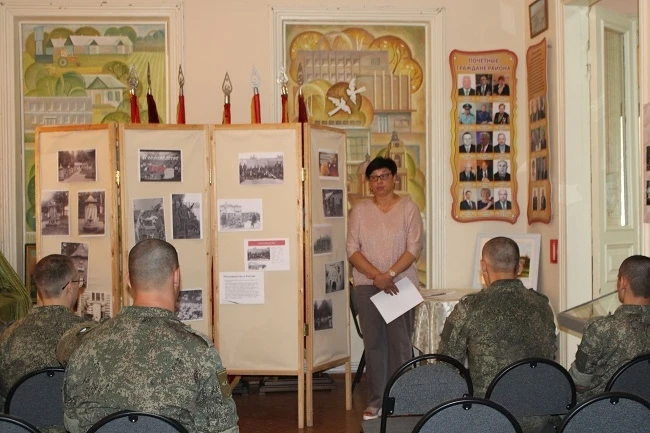 Накануне Медового спаса в музее побывали солдаты - срочники. Научный сотрудник музея Ел...
