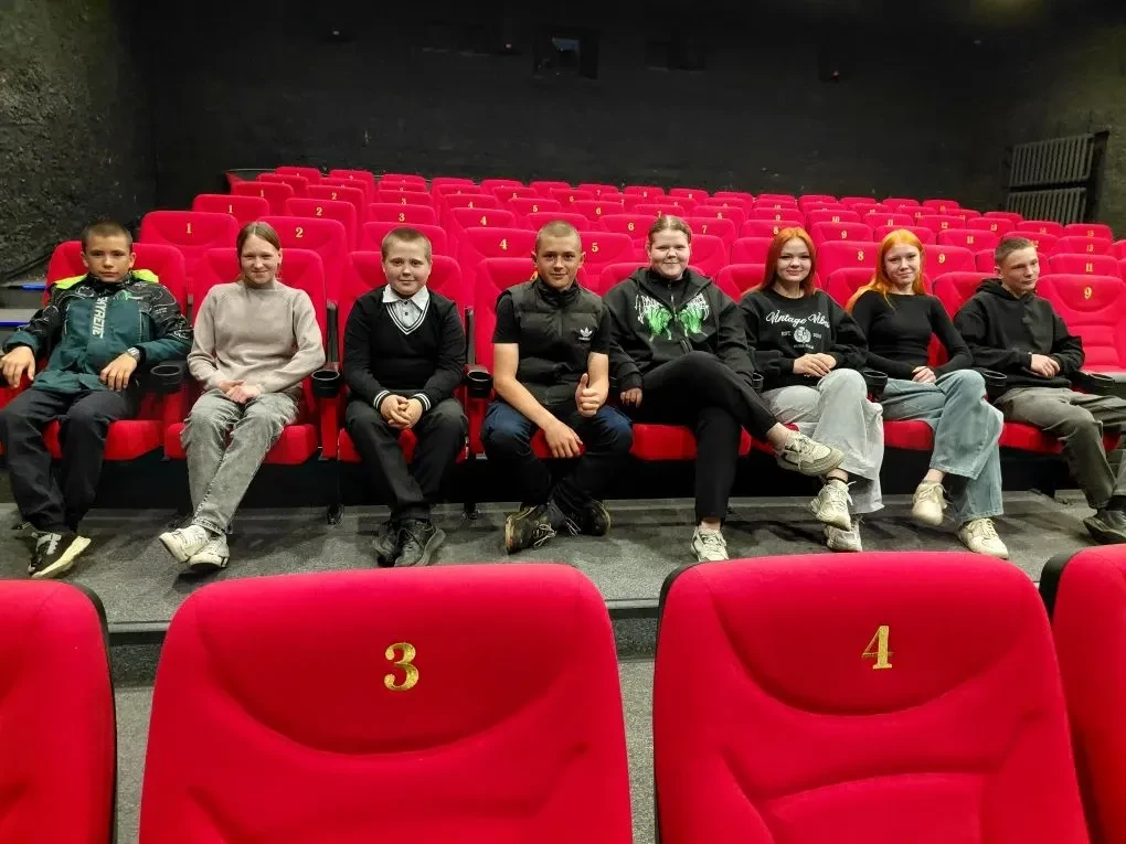 В рамках проекта "В кино всем классом" учащиеся 6, 8 и 9 классов посетили кинотеатр "Ес...
