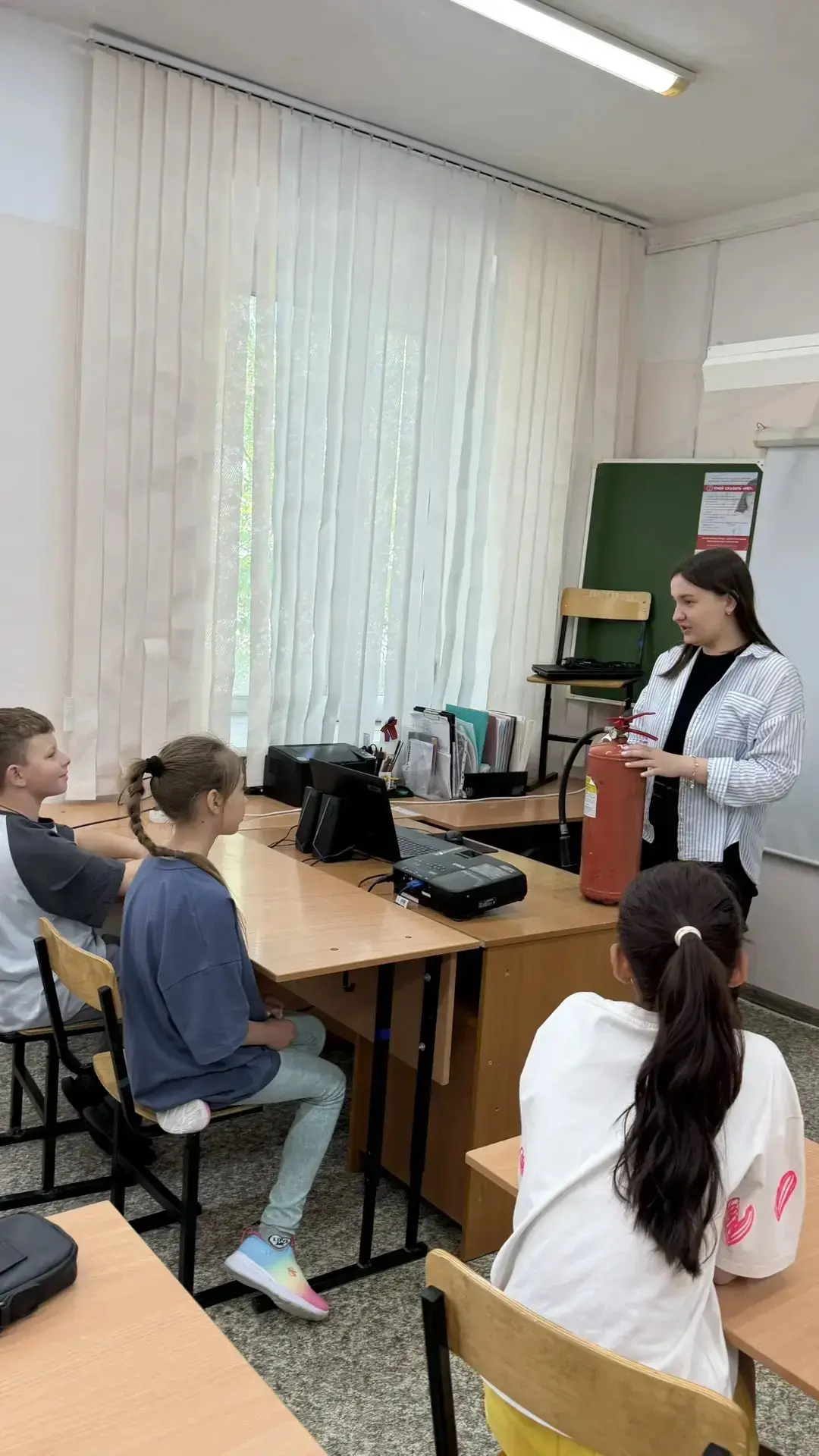 🚒 Знакомство с миром безопасности: как прошло наше занятие в кабинете ОБЗР

Отряд «Знатоки безопасн