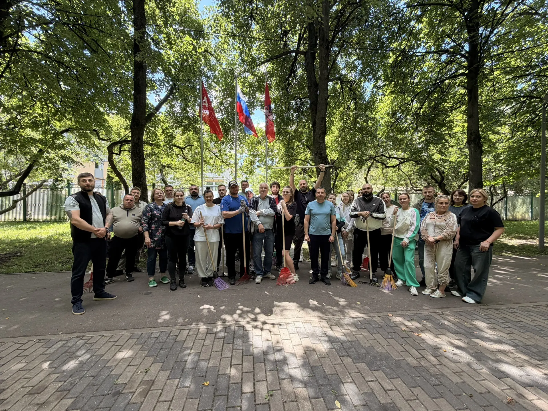 📍В Саду ветеранов прошел субботник! 🧹

Жители района, сотрудники управы и ГБУ «Жилищник Восточное 