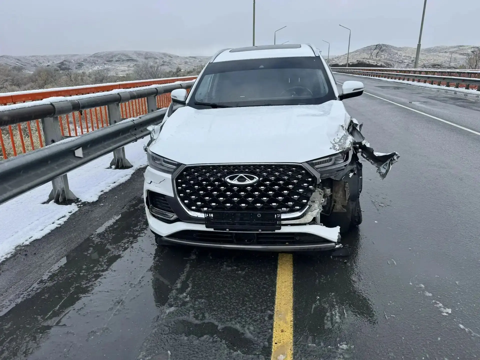 ❗Первый снег и высокая скорость: под Орском Chery протаранил отбойник, пострадал пассажир