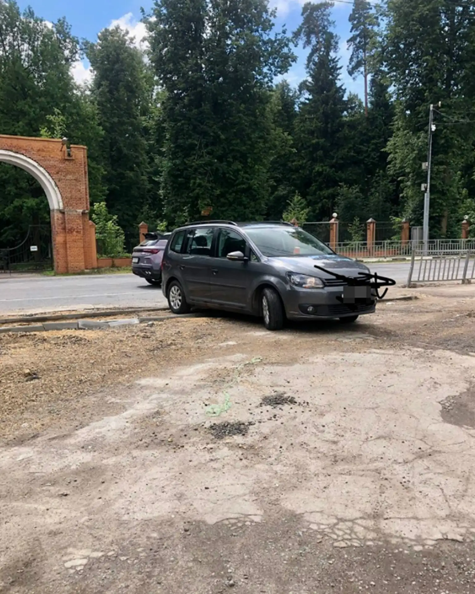 Возле магазина в Юности начали делать тротуар — но машины уже вовсю ездят прямо по будущей пешеходно