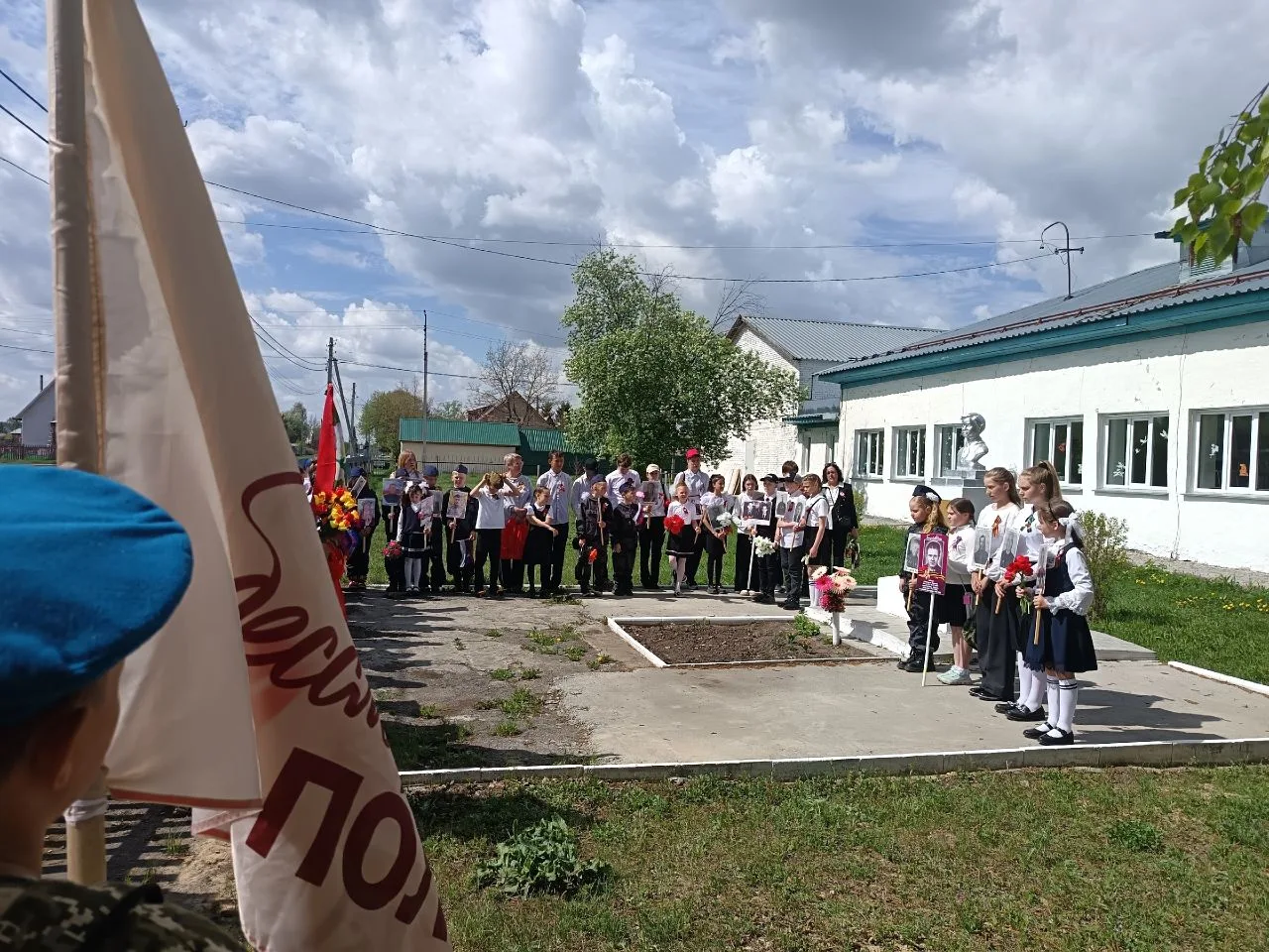 В школе прошёл митинг у памятника Вали Котика