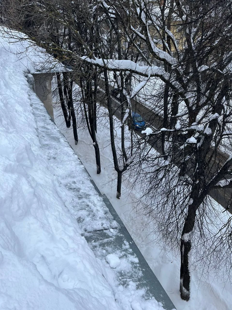 Ежедневно проводятся работы по очистке кровель от снега, наледи и сосулек. ❄  Просим вас с понимание