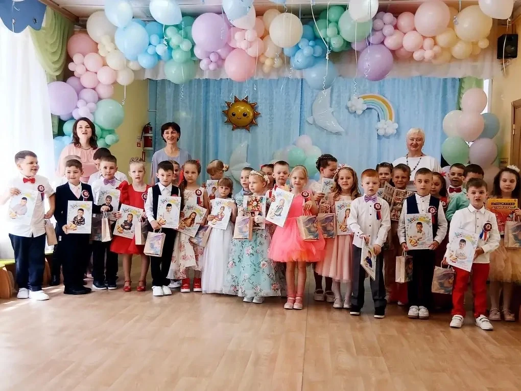 🔔 Покидаем сад родной,
Ведь сегодня выпускной!
Все игрушки мы убрали,
А портфель большой достали!

