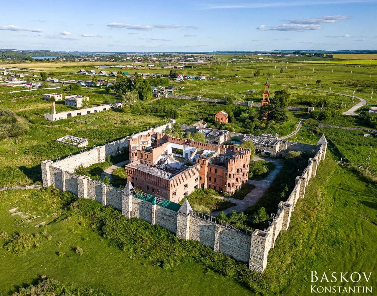 Неприступная крепость в деревне Кабаново находится в Крапивинском районе Кемеровской области. 

Это 