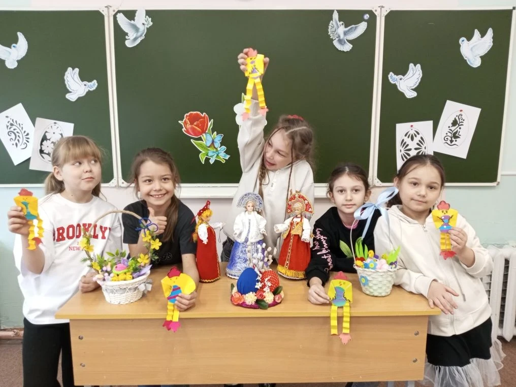 Девчата, яйчата и цыплята В нашей «Изостудии» всегда царит особая атмосфера творчества и вдохновения