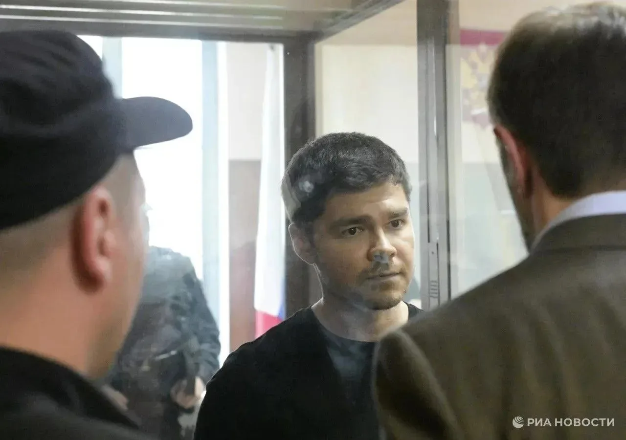 Блогеру Аязу Шабутдинову смягчили приговор по делу о мошенничестве – на год, до 6 колон...