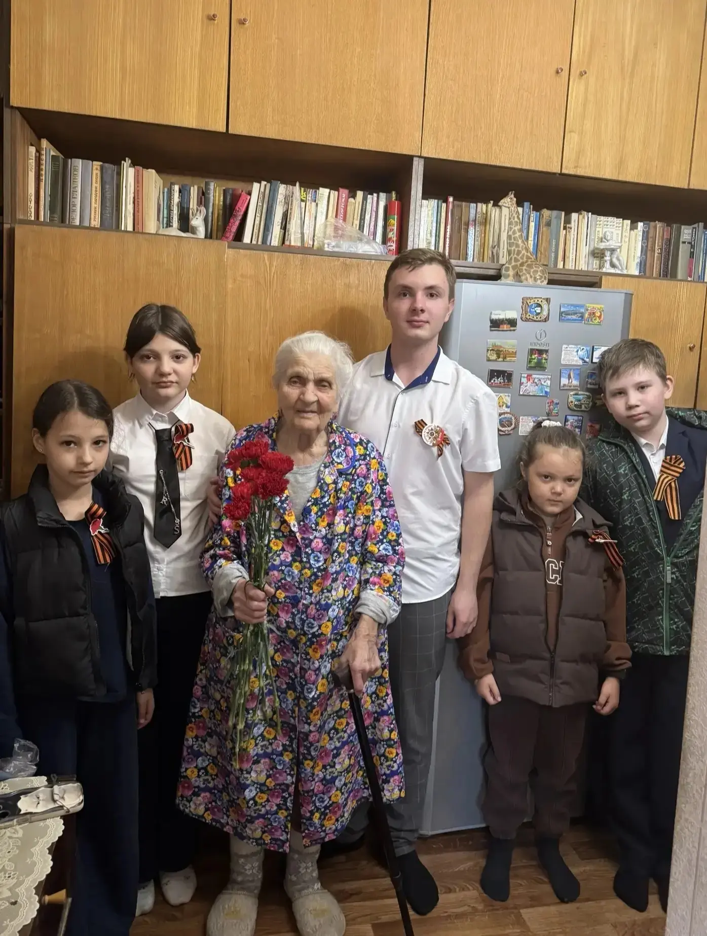 🎖️ В преддверии Дня Победы обучающиеся школы поздравили тружеников тыла и детей войны.  Ученики и пе