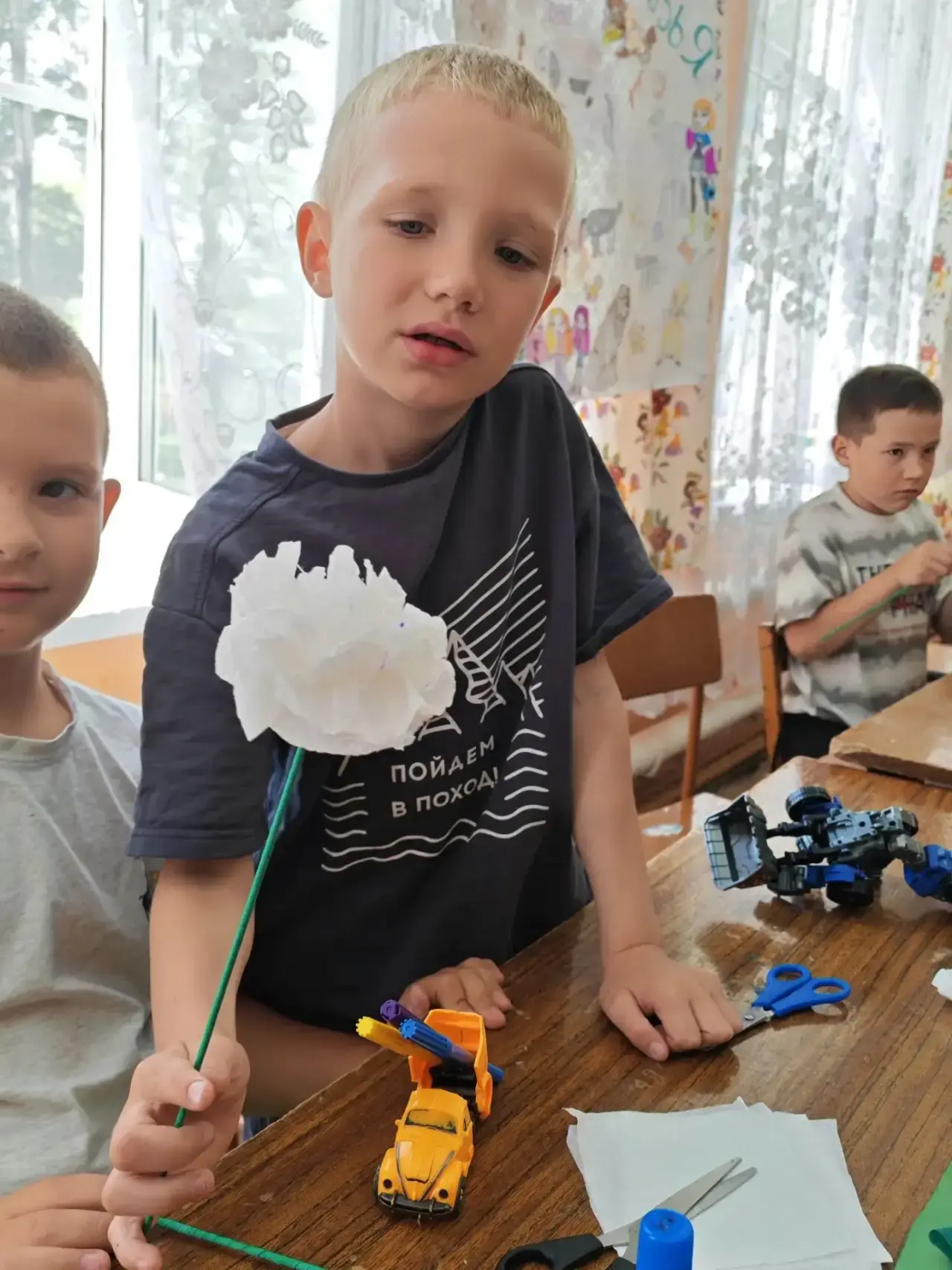 🇷🇺 Мастер-класс по гвоздикам: память в каждой детали

На летней площадке школы села Степное прошёл