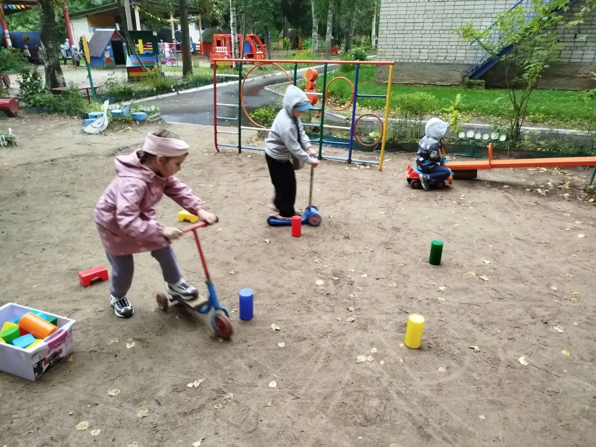 🌈В средней группе детского сада прогулки — это не просто время для бега и игр, а целая...