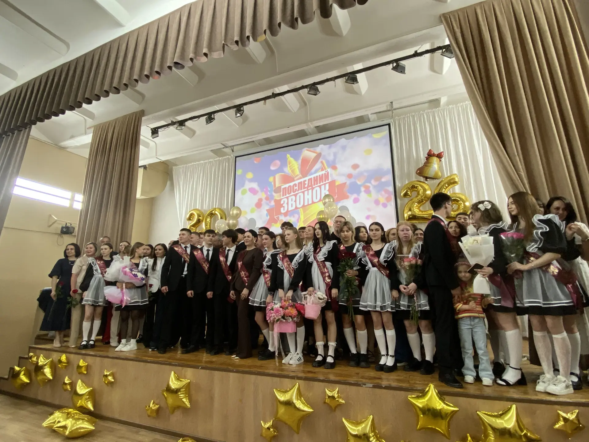 🔔 🔔 Детство, прощай!  Для наших 11-классников прозвенел последний звонок ✨  Этот день всегда наполне