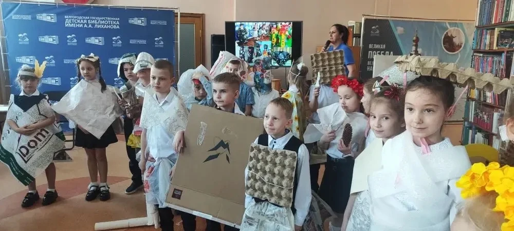 🎭 Творческое дефиле «Костюм из ничего» в библиотеке им. А. Лиханова  20 мая ученики 1 «А» класса вме