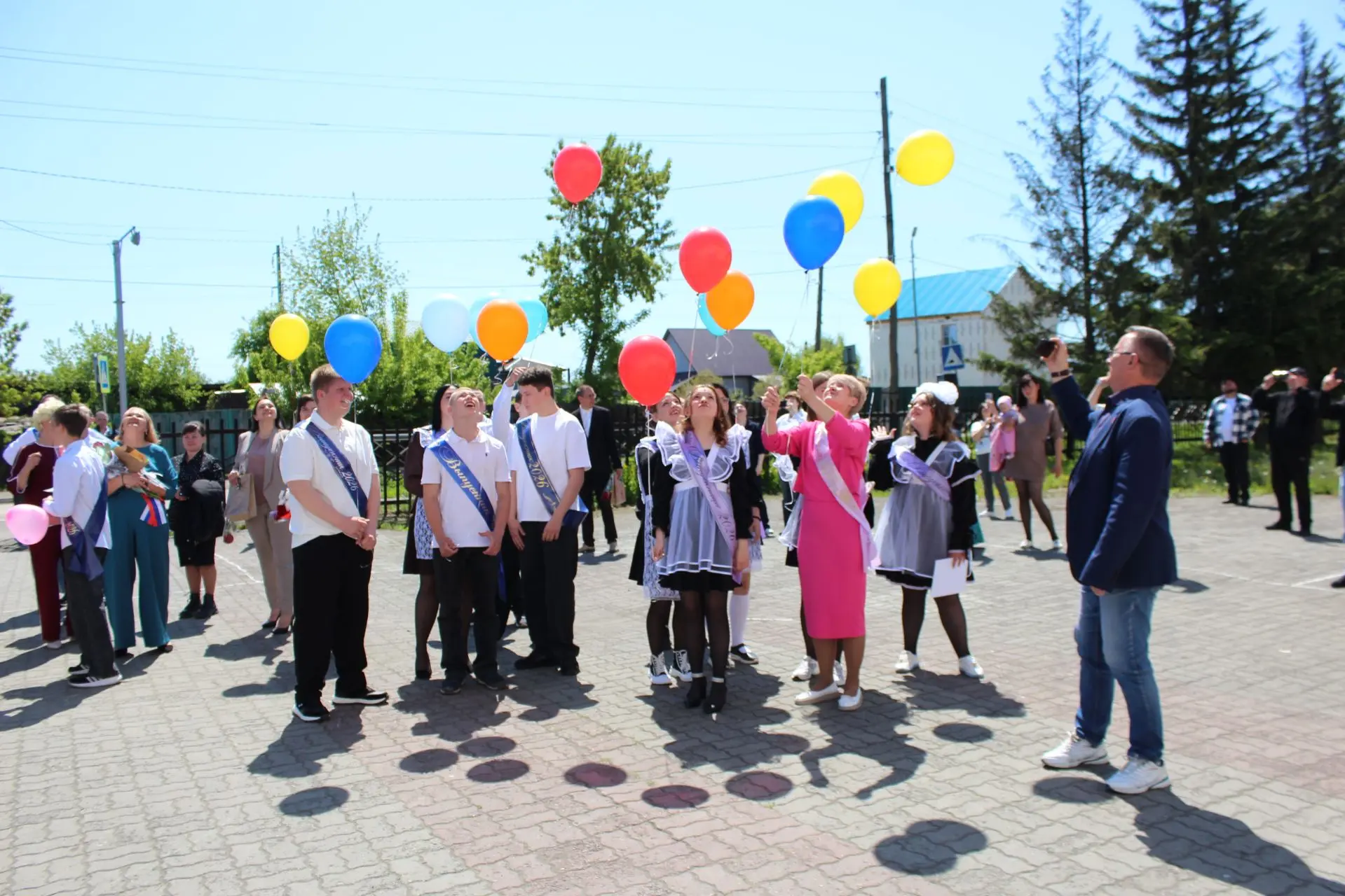 Фотографии с последнего звонка 2026 года здесь https://vk.ru/album-208867220_311146523