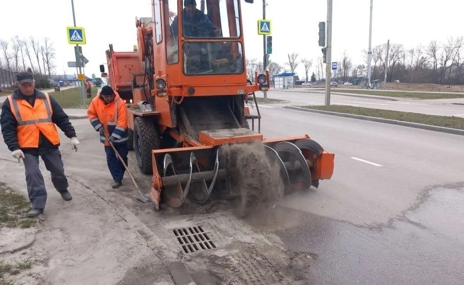 Дорожные подрядчики наконец-то приступили к уборке песка, который остался после зимы. Р...