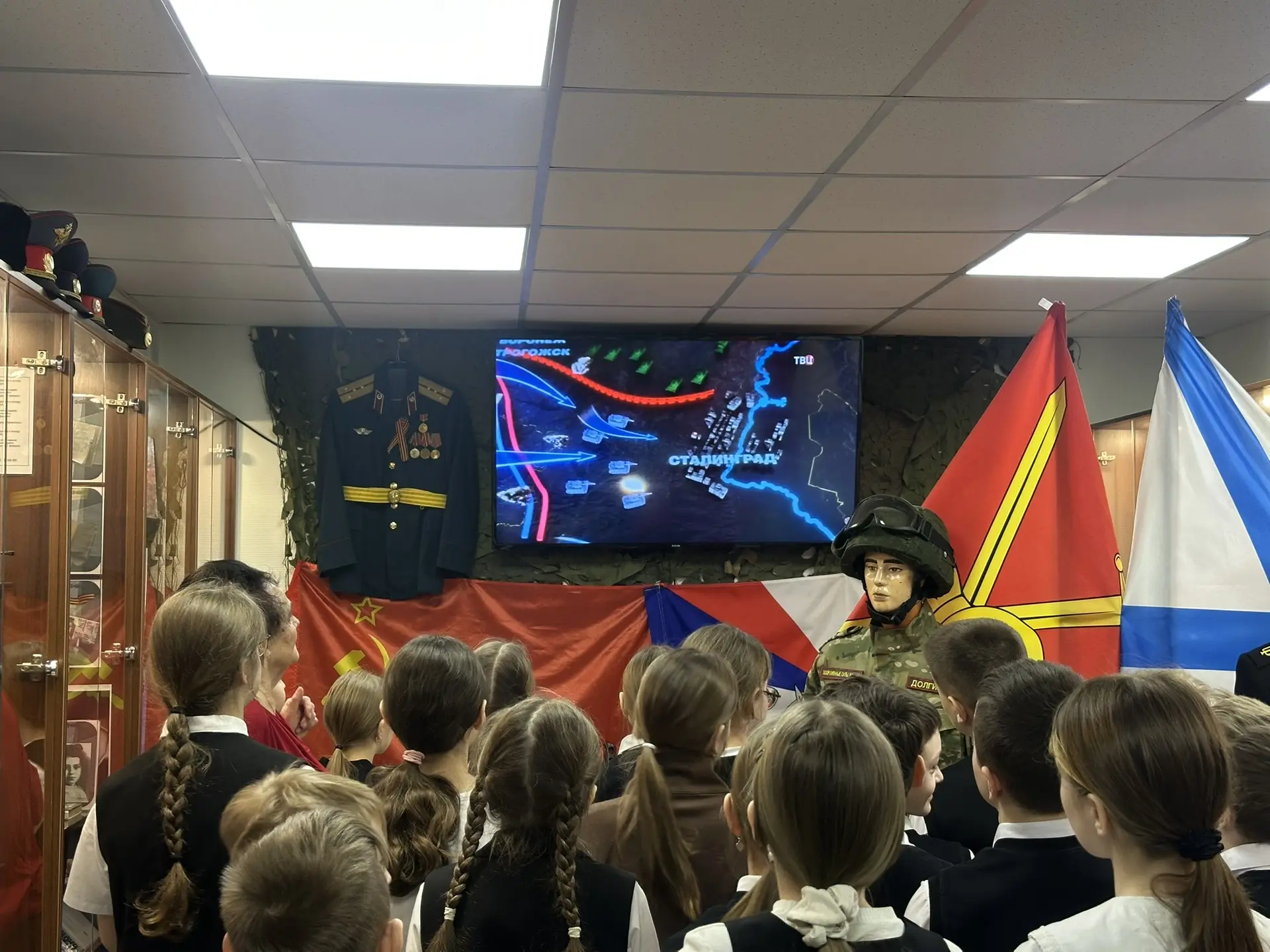 Экскурсия в Военно-Патриотическом Музее Школы Сегодня ученики начальных классов нашей школы совершил