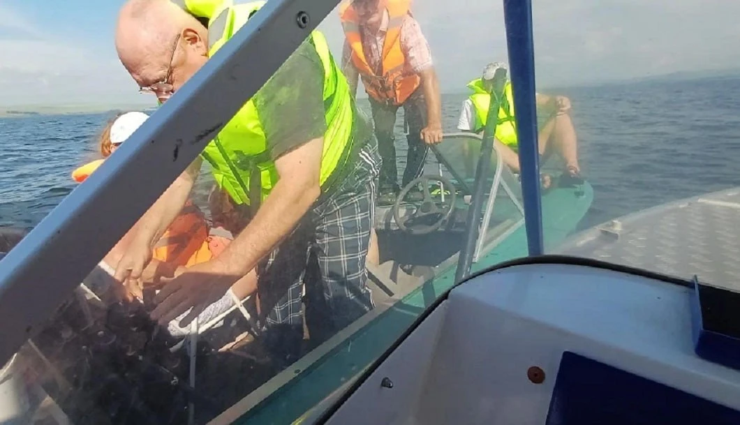 В Красноярском море спасатели отбуксировали лодку с пятью пассажирами