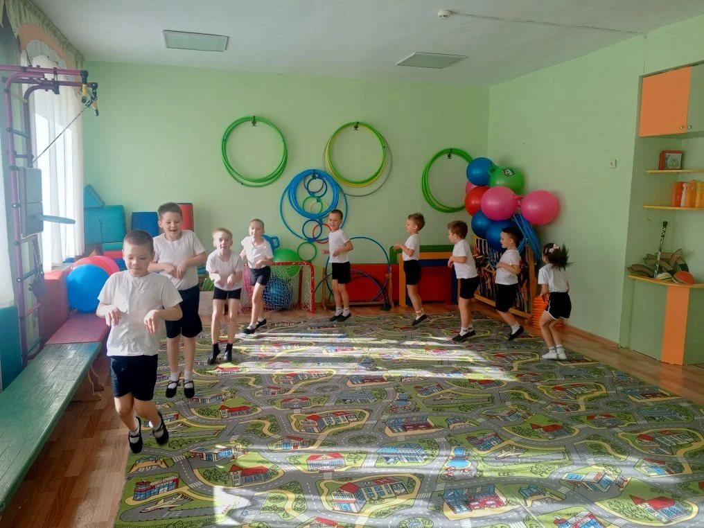 Утро в нашем саду начинается не только с каши, но и с бодрой физкультуры! Почему это та...
