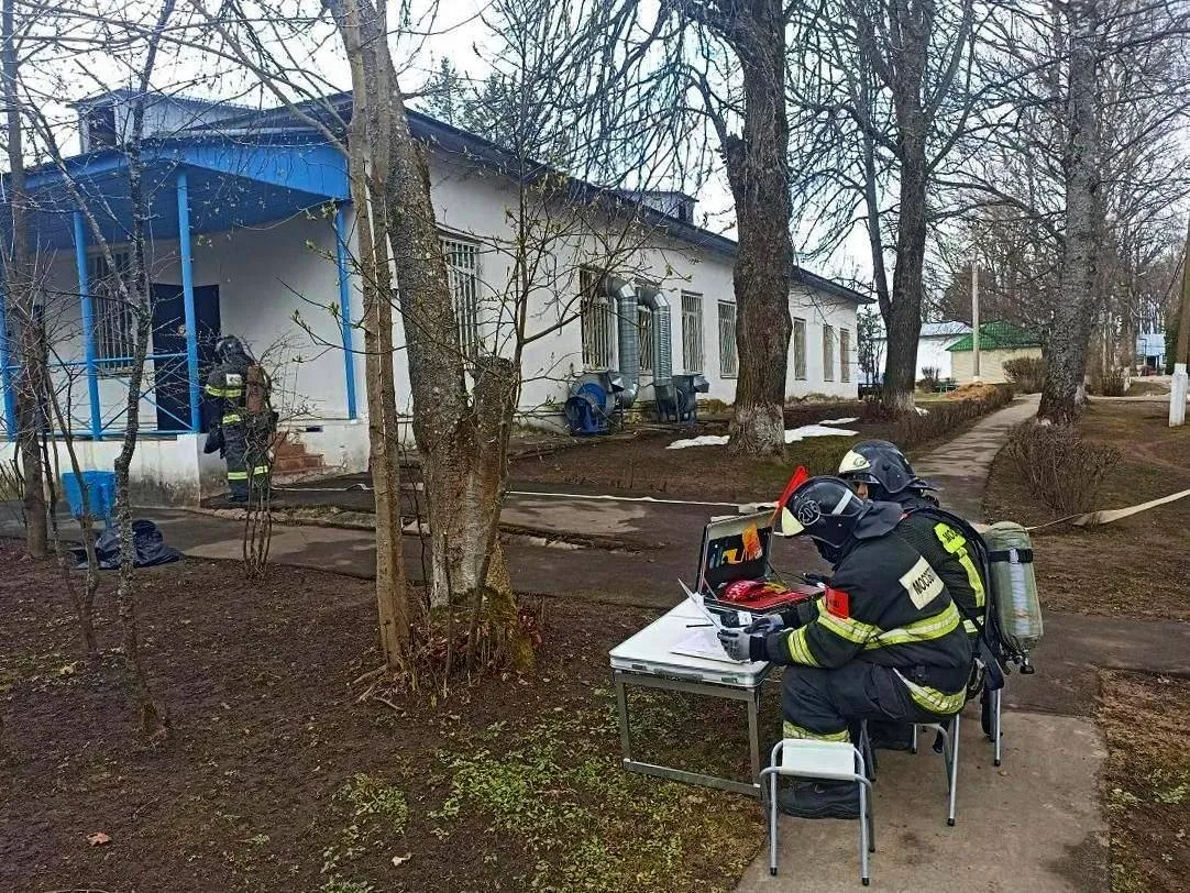 🚒 Огнеборцы ликвидировали условный пожар в психиатрической больнице ⬇️  📍 В округе Лотошино работник