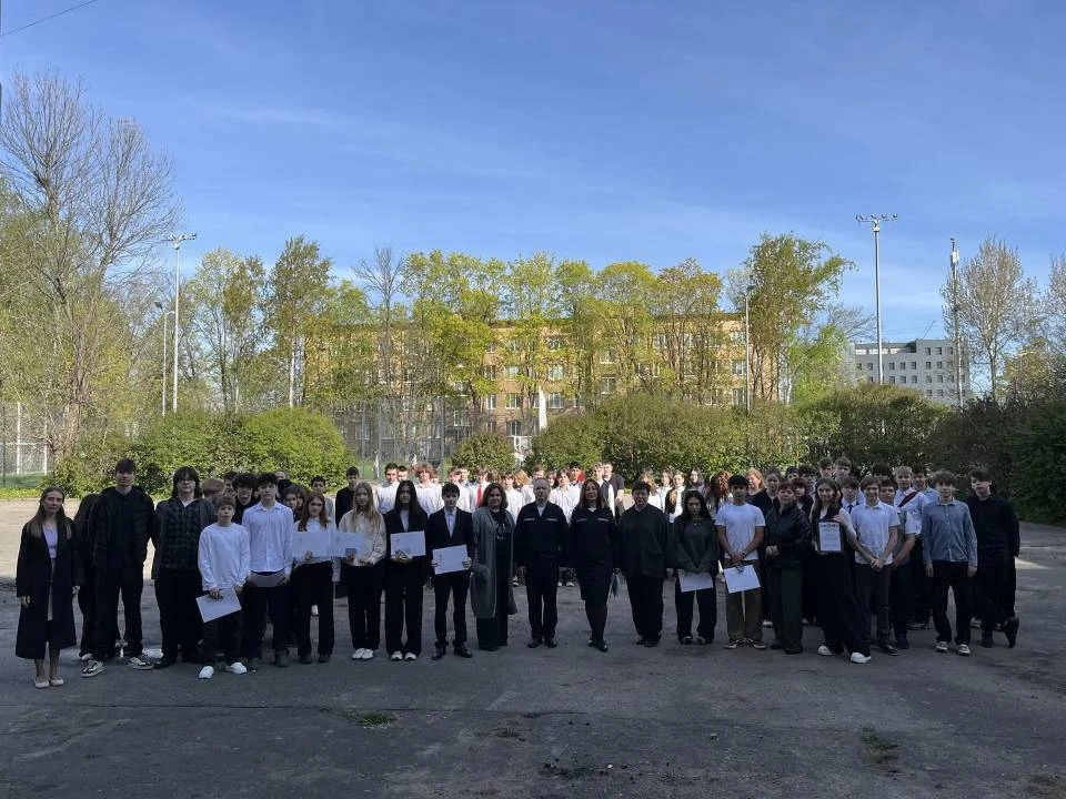В ГБОУ школа № 512 Невского района на торжественной линейке  Представители СПб ГКУ ««ПС...