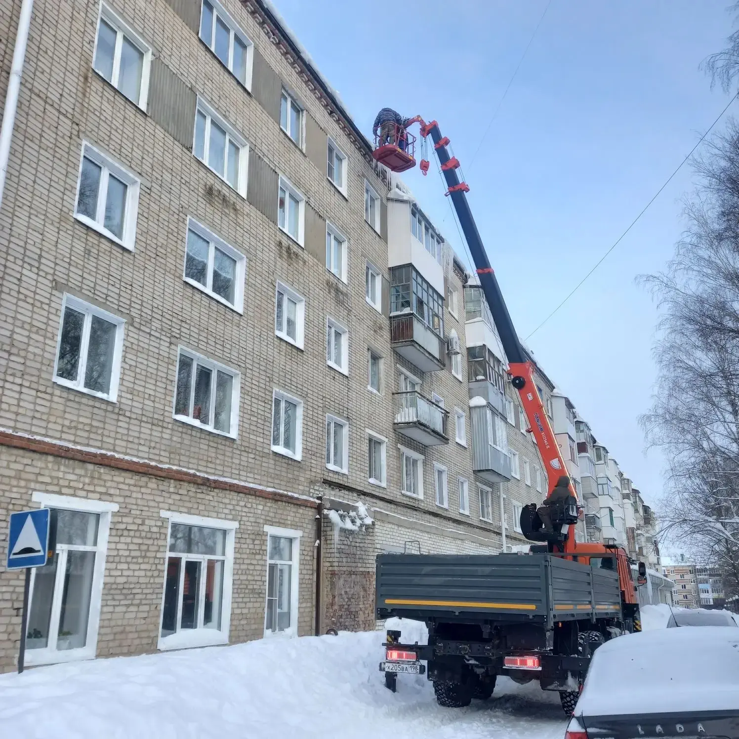 Сегодня, 11 февраля, на кровле  многоквартирных домов 27, 28, 29 микрорайона Стрелка бы...