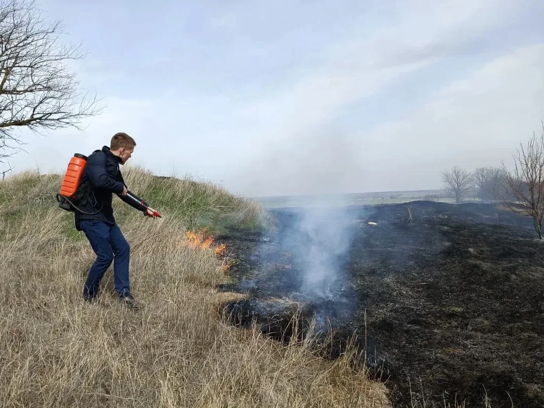 🚫 В условиях действия особого противопожарного режима запрещено: разведение костров во...