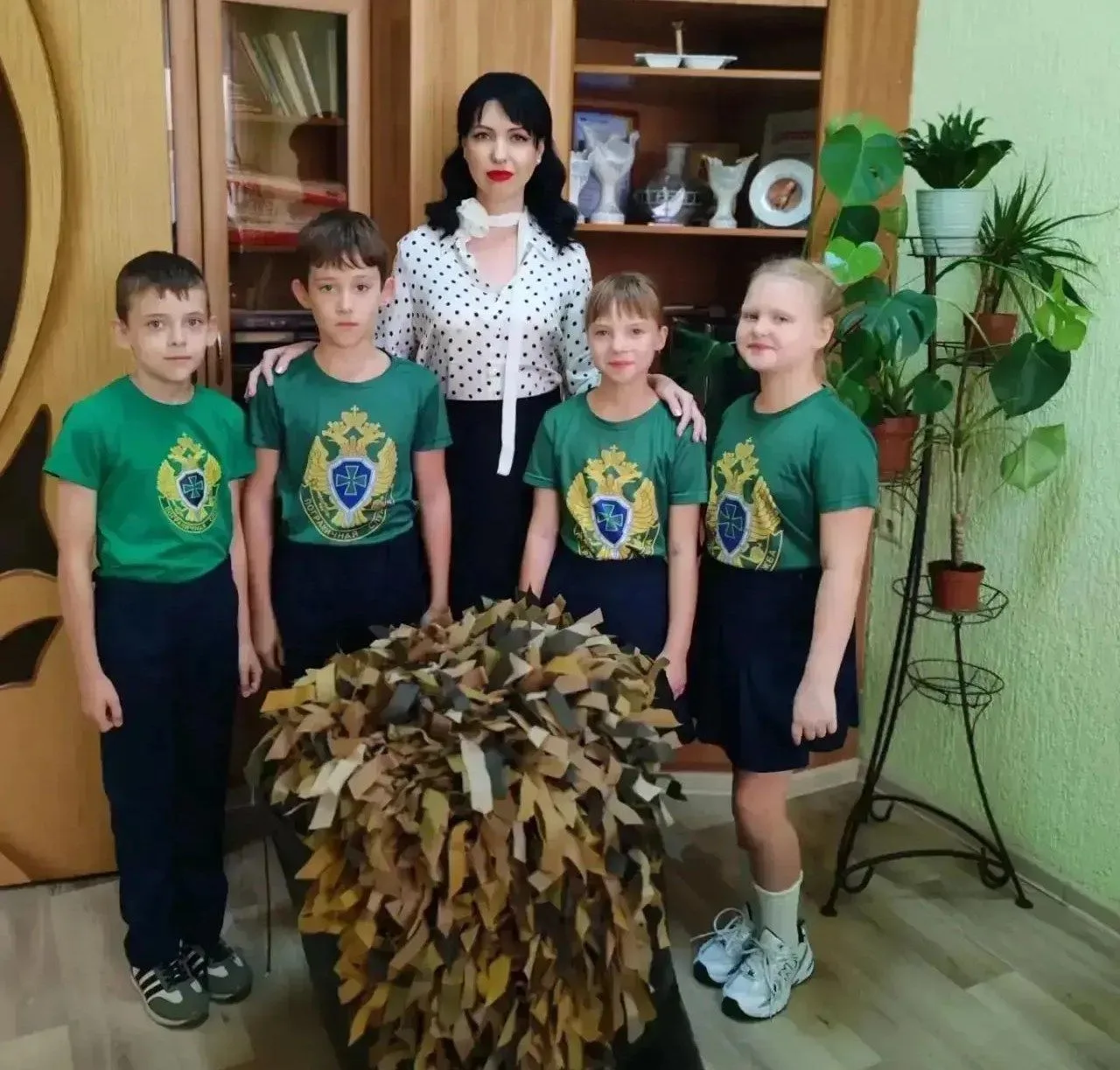 Школьники Таганрога плетут маскировочные сети и собирают помощь для бойцов