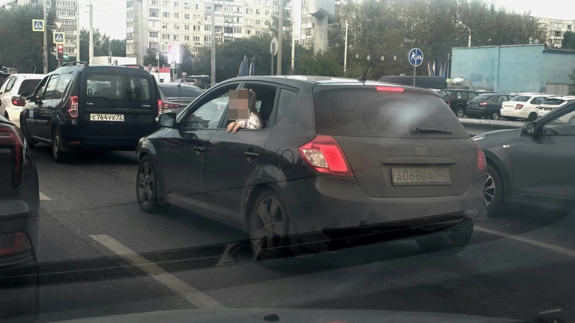 Прошу привлечь водителя к ответственности  за безопасность ребенка....