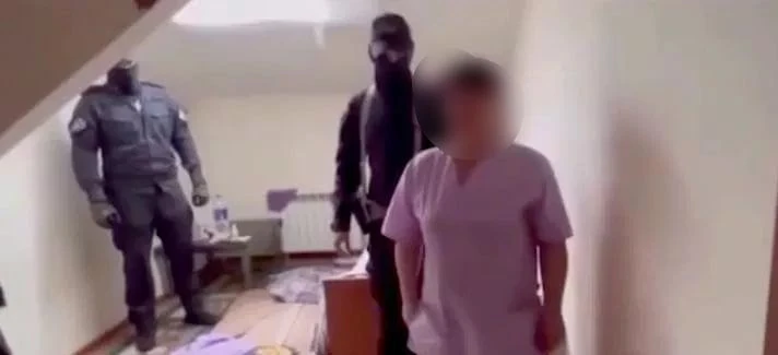 Мигрантку из Узбекистана, постелившую коврик с российским флагом, вышлют на родину.