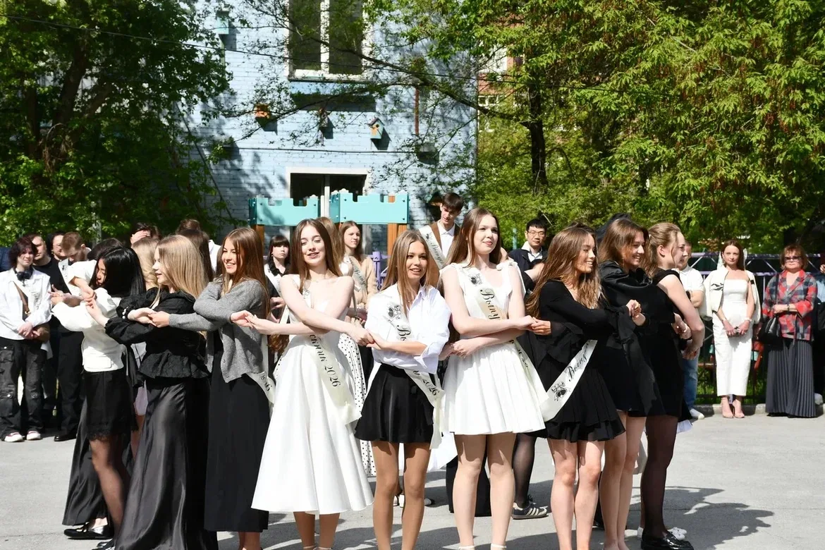 Делимся кадрами с нашей торжественной линейки, посвященной последнему звонку 2026!