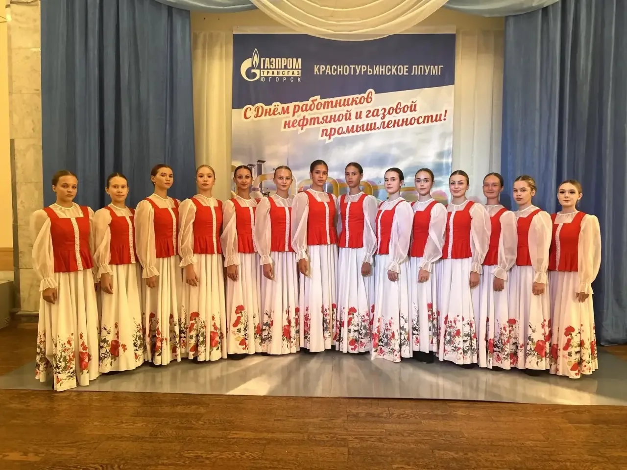 Ансамбль «Триумф»( преподаватель Елена Газетдинова) с номером «Там, где я есть» и ансам...