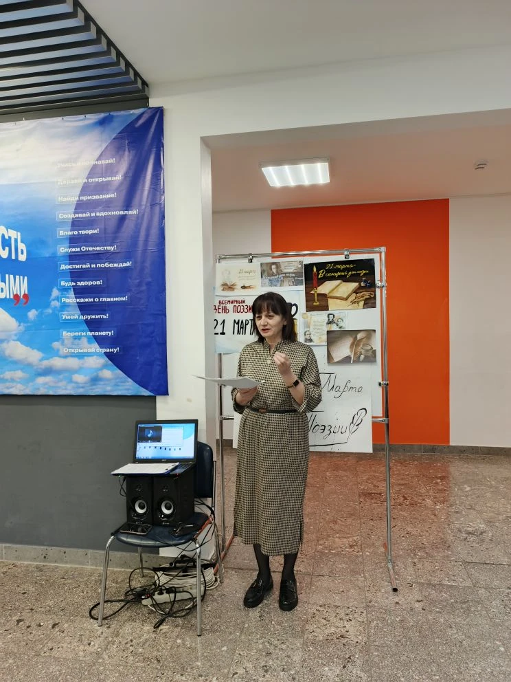 🇷🇺 Утро понедельника в школе началось с торжественной линейки, которая по традиции открылась церемон